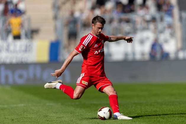 GER, Jena, Fussball, Testspiel, FC Carl-Zeiss Jena vs. 1. FC Union Berlin im Bild v.l.: Janik Haberer (1. FC Union Berlin 19), Aktion mit Ball 12.07.2026, Ernst-Abbe Sportfeld Jena DFB REGULATIONS PROHIBIT ANY USE OF PHOTOGRAPHS AS IMAGE SEQUENCES AND OR QUASI-VIDEO, *** GER, Jena, Soccer, Friendly Match, FC Carl Zeiss Jena vs. 1. FC Union Berlin; pictured from left: Janik Haberer, 1. FC Union Berlin 19, in action with the ball, July 12, 2026, Ernst Abbe Sportfeld, Jena. DFB regulations prohibit any use of photographs as image sequences and or quasi-video, Copyright: HMBxMedia PaulxFritz