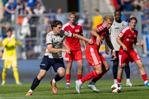 GER, Jena, Fussball, Testspiel, FC Carl-Zeiss Jena vs. 1. FC Union Berlin im Bild v.l.: Benno Walter (FC Carl-Zeiss Jena 17), Leopold Querfeld (1. FC Union Berlin 14), Zweikampf 12.07.2026, Ernst-Abbe Sportfeld Jena DFB REGULATIONS PROHIBIT ANY USE OF PHOTOGRAPHS AS IMAGE SEQUENCES AND OR QUASI-VIDEO, *** GER, Jena, Soccer, Friendly Match, FC Carl Zeiss Jena vs. 1. FC Union Berlin (pictured, from left): Benno Walter (FC Carl Zeiss Jena, 17), Leopold Querfeld (1. FC Union Berlin, 14), tackle, July 12, 2026, Ernst Abbe Sportfeld, Jena. DFB regulations prohibit any use of photographs as image sequences and or quasi-video, Copyright: HMBxMedia PaulxFritz