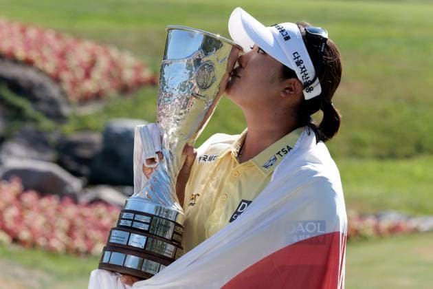2026 THE ALMUNDI EVIAN CHAMPIONSHIP PHOTOPQR LE DAUPHINE Grégory YETCHMENIZA ; Évian-les-Bains ; 12 07 2026 ; Evian-les-Bains (Haute-Savoie), 11 juillet. 2026 THE ALMUNDI EVIAN CHAMPIONSHIP sur notre photo : Haeran Ryu, remporte le tournoidevant Henderson. Grégory Yetchmeniza Le Dauphiné Libéré Évian-les-Bains Haute-Savoie Rhône-Alpes France  Copyright: xPHOTOPQR LExDAUPHINE MAXPPPxGrégoryxYETCHMENIZAx 20260712JDL2581 20260712JDL2581