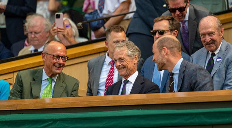 Tennis - Wimbledon Championship 2026 - Day 14 LONDON, ENGLAND - Sunday, July 12, 2026: German Chancellor Friedrich Merz (L) speaks with former hockey player Mark Precious (C) and William Windsor (R) (aka Prince of Wales) during the Gentlemen s Singles Final match on Day Fourteen of The Championships Wimbledon 2026 at the All England Lawn Tennis and Croquet Club. (Photo by Kirsten Holst Propaganda) LONDON All England Lawn Tennis and Croq GREATER LONDON ENGLAND  Copyright: xKirstenxHolstx 2026-07-12-009-Wimbledon_Day_14