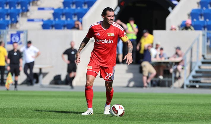 Christopher Trimmel am Ball Einzelbild Freisteller Aktion Fußball Fussball Testspiel Saison 2026 2027 12.07.2026 FC Carl Zeiss Jena vs.1.FC Union Berlin FCU DFL regulations prohibit any use of photographs as image sequences and or quasi-video. *** Christopher Trimmel with the ball, single frame, cutout, action, sports, soccer, soccer, friendly match, 2026–2027 season, December 7, 2026, FC Carl Zeiss Jena vs. 1. FC Union Berlin, FCU. DFL regulations prohibit any use of photographs as image sequences and or quasi-video.