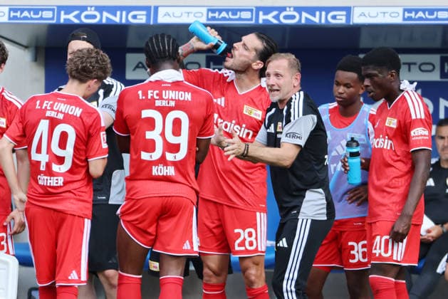 Trainer Mauro Lustrinelli redet mit Spielern in der Trinkpause Fußball Fussball Testspiel Saison 2026 2027 12.07.2026 FC Carl Zeiss Jena vs.1.FC Union Berlin FCU DFL regulations prohibit any use of photographs as image sequences and or quasi-video. *** Coach Mauro Lustrinelli talks with players during the water break. Sports, Soccer, Friendly Match, 2026–2027 Season, December 7, 2026, FC Carl Zeiss Jena vs. 1. FC Union Berlin. FCU. DFL regulations prohibit any use of photographs as image sequences and or quasi-video.