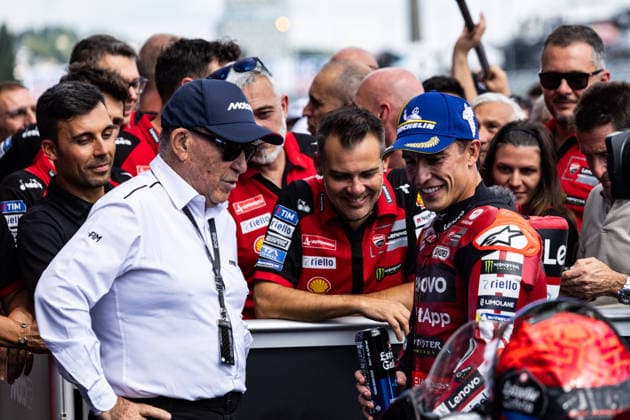GER, Großer Preis von Deutschland, MotoGP. 11. Lauf, FIM Motorrad-Weltmeisterschaft. 12.07.2026, Sachsenring, Hohenstein-Ernstthal, GER, Großer Preis von Deutschland, MotoGP. 11. Lauf, FIM Motorrad-Weltmeisterschaft. Carmelo Ezpeleta, CEO Dorna Sports mit 93, Marc Marquez, Ducati Lenovo Team Â Foto: Alexander Trienitz Hohenstein-Ernstthal Sachsenring Sachsen Deutschland *** GER, German Grand Prix, MotoGP Round 11, FIM Motorcycle World Championship, July 12, 2026, Sachsenring, Hohenstein Ernstthal, GER, German Grand Prix, MotoGP Round 11, FIM Motorcycle World Championship Carmelo Ezpeleta, CEO of Dorna Sports, age 93, Marc Marquez, Ducati Lenovo Team Photo by Alexander Trienitz Hohenstein Ernstthal Sachsenring Saxony Germany