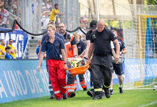 Fußball, Herren, Saison 2026 2027, Testspiel, FC Carl Zeiss Jena - 1. FC Union Berlin, Verletzung Maxim Hessel (FC Carl Zeiss Jena), 12.07. 2026, *** Soccer, Men s, 2026–2027 Season, Friendly Match, FC Carl Zeiss Jena vs. FC Union Berlin, Maxim Hessel (FC Carl Zeiss Jena) Injured, July 12, 2026, Copyright: xMatthiasxKochx