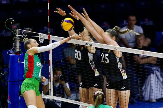 Bulgaria v Germany - Women s Volleyball Nations League BELGRADE, SERBIA - JULY 12: Lena Kindermann (20) and Mette Pfeffer (25) of Germany in action during the 2026 FIVB Volleyball Women s Nations League match between Bulgaria and Germany in Belgrade, Serbia, on July 12, 2026. Filip Stevanovic Anadolu Belgrade Serbia. Editorial use only. Please get in touch for any other usage.  Copyright: x2026xAnadoluxFilipxStevanovicx