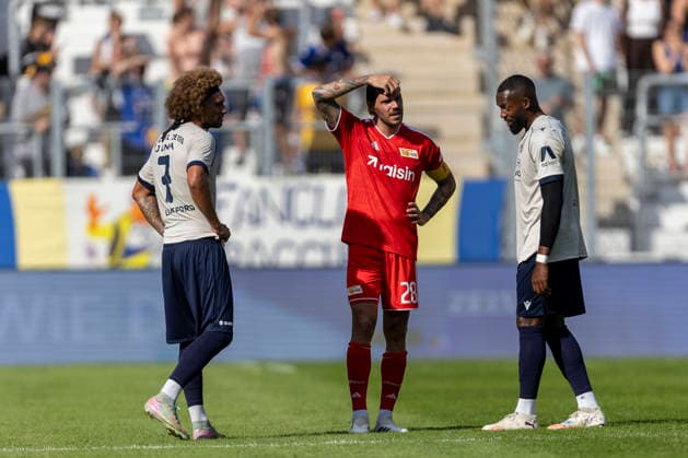 GER, Jena, Fussball, Testspiel, FC Carl-Zeiss Jena vs. 1. FC Union Berlin im Bild v.l.: Kevin Lankford (FC Carl-Zeiss Jena 07), Christopher Trimmel (1. FC Union Berlin 28), Manasse Eshele (FC Carl-Zeiss Jena 09), unterhalten sich waehrend Spielunterbrechung 12.07.2026, Ernst-Abbe Sportfeld Jena DFB REGULATIONS PROHIBIT ANY USE OF PHOTOGRAPHS AS IMAGE SEQUENCES AND OR QUASI-VIDEO, *** GER, Jena, Soccer, Friendly Match, FC Carl Zeiss Jena vs. 1 FC Union Berlin; pictured from left: Kevin Lankford (FC Carl Zeiss Jena 07), Christopher Trimmel, 1 FC Union Berlin 28, Manasse Eshele, FC Carl Zeiss Jena 09, chatting during a break in play on July 12, 2026, Ernst Abbe Sportfeld, Jena. DFB regulations prohibit any use of photographs as image sequences and or quasi-video, Copyright: HMBxMedia PaulxFritz