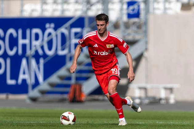 GER, Jena, Fussball, Testspiel, FC Carl-Zeiss Jena vs. 1. FC Union Berlin im Bild v.l.: Janik Haberer (1. FC Union Berlin 19), Aktion mit Ball 12.07.2026, Ernst-Abbe Sportfeld Jena DFB REGULATIONS PROHIBIT ANY USE OF PHOTOGRAPHS AS IMAGE SEQUENCES AND OR QUASI-VIDEO, *** GER, Jena, Soccer, Friendly Match, FC Carl Zeiss Jena vs. 1. FC Union Berlin; pictured from left: Janik Haberer, 1. FC Union Berlin 19, in action with the ball, July 12, 2026, Ernst Abbe Sportfeld, Jena. DFB regulations prohibit any use of photographs as image sequences and or quasi-video, Copyright: HMBxMedia PaulxFritz