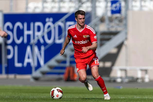 GER, Jena, Fussball, Testspiel, FC Carl-Zeiss Jena vs. 1. FC Union Berlin im Bild v.l.: Janik Haberer (1. FC Union Berlin 19), Aktion mit Ball 12.07.2026, Ernst-Abbe Sportfeld Jena DFB REGULATIONS PROHIBIT ANY USE OF PHOTOGRAPHS AS IMAGE SEQUENCES AND OR QUASI-VIDEO, *** GER, Jena, Soccer, Friendly Match, FC Carl Zeiss Jena vs. 1. FC Union Berlin; pictured from left: Janik Haberer, 1. FC Union Berlin 19, in action with the ball, July 12, 2026, Ernst Abbe Sportfeld, Jena. DFB regulations prohibit any use of photographs as image sequences and or quasi-video, Copyright: HMBxMedia PaulxFritz