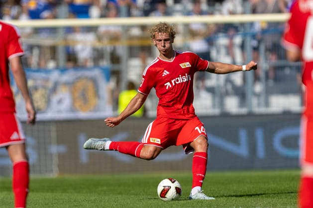 GER, Jena, Fussball, Testspiel, FC Carl-Zeiss Jena vs. 1. FC Union Berlin im Bild v.l.: Leopold Querfeld (1. FC Union Berlin 14), Aktion mit Ball 12.07.2026, Ernst-Abbe Sportfeld Jena DFB REGULATIONS PROHIBIT ANY USE OF PHOTOGRAPHS AS IMAGE SEQUENCES AND OR QUASI-VIDEO, *** GER, Jena, Soccer, Friendly Match, FC Carl Zeiss Jena vs. 1. FC Union Berlin (pictured, from left): Leopold Querfeld (1. FC Union Berlin, No. 14), in action with the ball, July 12, 2026, Ernst Abbe Sportfeld, Jena. DFB regulations prohibit any use of photographs as image sequences and or quasi-video, Copyright: HMBxMedia PaulxFritz