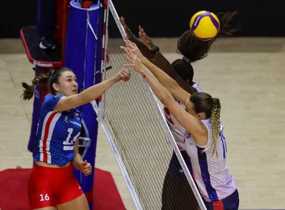 WomenÕs Volleyball Nations League - Belgrade 2026 Czech Republic s Michaela Mlejnkova spikes the ball against France s Camille Massuel during the WomenÕs Volleyball Nations League Pool 7 match between France and Czech Republic at Belgrade Arena on July 12, 2026 in Belgrade, Serbia. Belgrade Serbia Copyright: xSrdjanxStevanovicx x