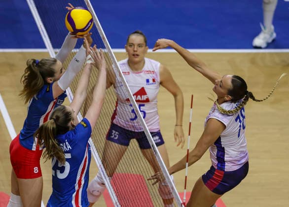 WomenÕs Volleyball Nations League - Belgrade 2026 France s Camille Massuel spikes the ball against Czech Republic s Monika Brancuska during the WomenÕs Volleyball Nations League Pool 7 match between France and Czech Republic at Belgrade Arena on July 12, 2026 in Belgrade, Serbia. Belgrade Serbia Copyright: xSrdjanxStevanovicx x