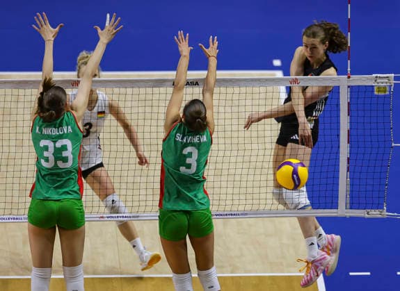 WomenÕs Volleyball Nations League - Belgrade 2026 Germany s Leana Grozer spikes the ball against Bulgaria s Lora Slavcheva and Bulgaria s Kaya Nikolova during the WomenÕs Volleyball Nations League Pool 7 match between Germany and Bulgaria at Belgrade Arena on July 12, 2026 in Belgrade, Serbia. Belgrade Serbia Copyright: xSrdjanxStevanovicx x