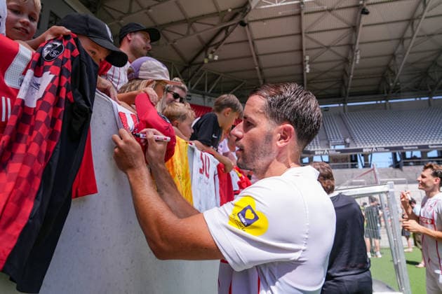 Christian Günter Christian Guenter (SC Freiburg, 30) gibt Autogramme, Fans , Deutschland, Fussball, 1. Bundesliga, 2026 2027, SC Freiburg, Öffentliches Training, 12.07.2026, Europa-Park Stadion, Freiburg Freiburg Europa-Park Stadion Baden-Württemberg Deutschland *** Christian Günter, SC Freiburg, 30, signing autographs, fans, Germany, soccer, Bundesliga 1, 2026–2027, SC Freiburg, Open Practice, July 12, 2026, Europa-Park Stadium, Freiburg, Freiburg, Europa-Park Stadium, Baden-Württemberg, Germany Copyright: xArnexAmbergx