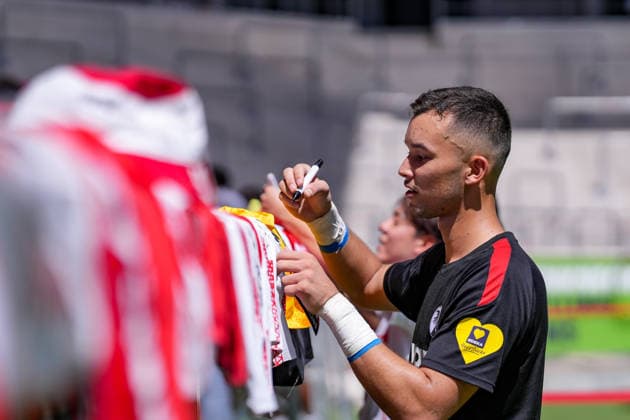 Mio Backhaus (SC Freiburg) nimmt sich Zeit für die Fans, Autogramme , Deutschland, Fussball, 1. Bundesliga, 2026 2027, SC Freiburg, Öffentliches Training, 12.07.2026, Europa-Park Stadion, Freiburg Freiburg Europa-Park Stadion Baden-Württemberg Deutschland *** Mio Backhaus of SC Freiburg takes time for the fans, autographs, Germany, soccer, Bundesliga 1, 2026–2027, SC Freiburg, public training session, July 12, 2026, Europa-Park Stadium, Freiburg, Freiburg, Europa-Park Stadium, Baden-Württemberg, Germany Copyright: xArnexAmbergx