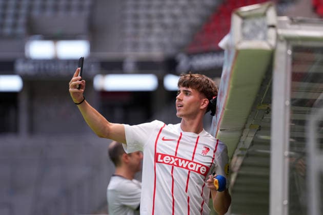 Mateo Zelic (SC Freiburg, 55) macht Fotos mit Fans , Deutschland, Fussball, 1. Bundesliga, 2026 2027, SC Freiburg, Öffentliches Training, 12.07.2026, Europa-Park Stadion, Freiburg Freiburg Europa-Park Stadion Baden-Württemberg Deutschland *** Mateo Zelic of SC Freiburg, 55, takes photos with fans, Germany, soccer, Bundesliga 1, 2026–2027, SC Freiburg, public training session, July 12, 2026, Europa-Park Stadium, Freiburg, Freiburg, Europa-Park Stadium, Baden-Württemberg, Germany Copyright: xArnexAmbergx