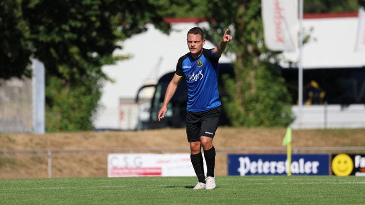 12.07.2026, xrekx, Fussball Testspiel, SV Oberachern - 1.FC Saarbruecken v.l. Patrick Sontheimer (1.FC Saarbruecken) gibt Anweisungen, gestikuliert, mit den Armen gestikulieren gives instructions, gesticulate (DFL DFB REGULATIONS PROHIBIT ANY USE OF PHOTOGRAPHS as IMAGE SEQUENCES and or QUASI-VIDEO) Oberkirch *** July 12, 2026, xrekx, Soccer Friendly Match, SV Oberachern vs. 1. FC Saarbrücken, Patrick Sontheimer, 1. FC Saarbrücken gives instructions, gesticulates, gesticulates with his arms, gesticulates DFL DFB REGULATIONS PROHIBIT ANY USE OF PHOTOGRAPHS as IMAGE SEQUENCES and or QUASI-VIDEO Oberkirch