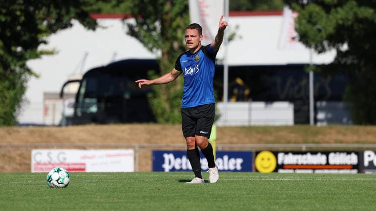 12.07.2026, xrekx, Fussball Testspiel, SV Oberachern - 1.FC Saarbruecken v.l. Patrick Sontheimer (1.FC Saarbruecken) gibt Anweisungen, gestikuliert, mit den Armen gestikulieren gives instructions, gesticulate (DFL DFB REGULATIONS PROHIBIT ANY USE OF PHOTOGRAPHS as IMAGE SEQUENCES and or QUASI-VIDEO) Oberkirch *** July 12, 2026, xrekx, Soccer Friendly Match, SV Oberachern vs. 1. FC Saarbrücken, Patrick Sontheimer, 1. FC Saarbrücken gives instructions, gesticulates, gesticulates with his arms, gesticulates DFL DFB REGULATIONS PROHIBIT ANY USE OF PHOTOGRAPHS as IMAGE SEQUENCES and or QUASI-VIDEO Oberkirch