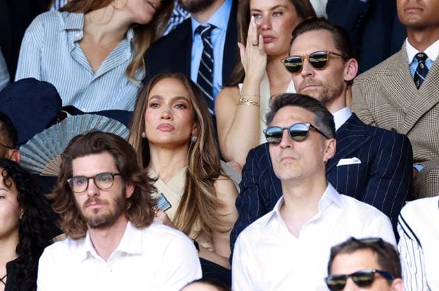 Andrew Garfield, Jennifer Lopez and Tom Hiddleston watching the action on Centre Court Wimbledon Tennis Championships, Day 14, The All England Lawn Tennis and Croquet Club, London, UK - 12 Jul 2026London The All England Lawn Tennis and United Kingdom  Copyright: xJamesxMarsh Shutterstockx 16981035dl