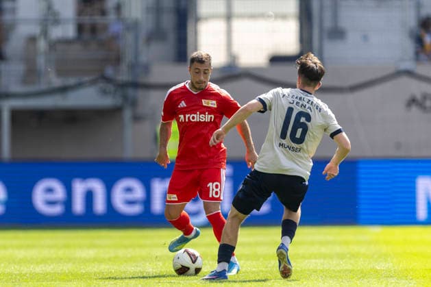 GER, Jena, Fussball, Testspiel, FC Carl-Zeiss Jena vs. 1. FC Union Berlin im Bild v.l.: Josip Juranovic (1. FC Union Berlin 18), Emilio Munser (FC Carl-Zeiss Jena 16), Zweikampf 12.07.2026, Ernst-Abbe Sportfeld Jena DFB REGULATIONS PROHIBIT ANY USE OF PHOTOGRAPHS AS IMAGE SEQUENCES AND OR QUASI-VIDEO, *** GER, Jena, Soccer, Friendly Match, FC Carl Zeiss Jena vs. 1. FC Union Berlin (pictured, from left): Josip Juranovic (1. FC Union Berlin, 18), Emilio Munser (FC Carl Zeiss Jena, 16), tackle, July 12, 2026, Ernst Abbe Sportfeld, Jena. DFB regulations prohibit any use of photographs as image sequences and or quasi-video, Copyright: HMBxMedia PaulxFritz