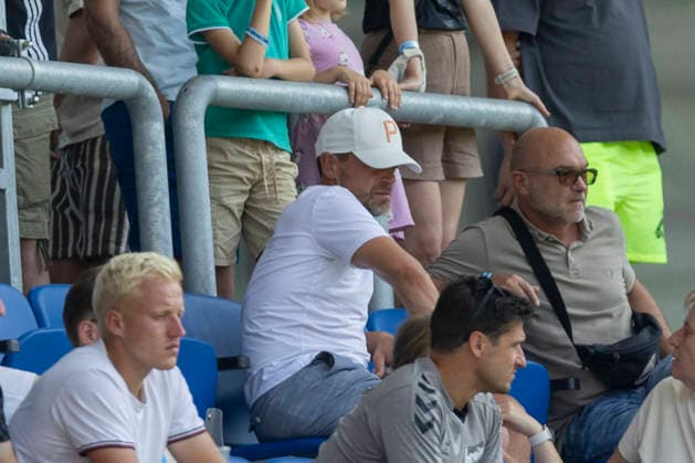 GER, Jena, Fussball, Testspiel, FC Carl-Zeiss Jena vs. 1. FC Union Berlin im Bild v.l.: Torsten Ziegner ( Trainer Lok Leipzig ) mit weisser Basecap und weissem Tshirt beobachtet das Spielgeschehen 12.07.2026, Ernst-Abbe Sportfeld Jena DFB REGULATIONS PROHIBIT ANY USE OF PHOTOGRAPHS AS IMAGE SEQUENCES AND OR QUASI-VIDEO, *** GER, Jena, Soccer, Friendly Match, FC Carl Zeiss Jena vs. 1. FC Union Berlin: Pictured from left, Torsten Ziegner, coach of Lok Leipzig, wearing a white baseball cap and white T-shirt, watches the game on July 12, 2026, Ernst Abbe Sportfeld, Jena. DFB regulations prohibit any use of photographs as image sequences and or quasi-video, Copyright: HMBxMedia PaulxFritz