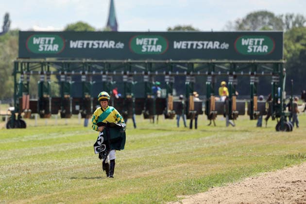 12.07.2026, Muelheim, Nordrhein-Westfalen, GER - Jockey Michal Abik hat abgesattelt, Fast Angel ist Nichtstarterin im BBAG Diana Trail. Galopprennbahn Muelheim-Raffelberg. (Jockey, Abik, abgesattelt, Startstelle, Startmaschine, Nichtstarter) 260712SG926MUELHEIM.JPG *** July 12, 2026, Mülheim, North Rhine-Westphalia, GER Jockey Michal Abik has dismounted; Fast Angel is a non-starter in the BBAG Diana Trail at the Mülheim-Raffelberg Racetrack. Jockey Abik has dismounted; starting gate; starting gate mechanism; non-starter 260712SG926MUELHEIM JPG