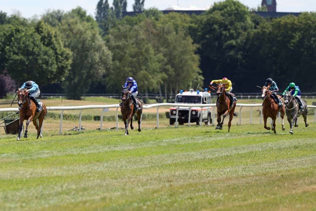12.07.2026, Muelheim, Nordrhein-Westfalen, GER - Salonglaenzende mit David Liska gewinnt das BBAG Diana Trial. Galopprennbahn Muelheim-Raffelberg. (Pferd, Jockey, Salonglaenzende, Liska, Sieg, Ziel, Zielankunft) 260712SG927MUELHEIM.JPG *** July 12, 2026, Mülheim, North Rhine-Westphalia, GER: Salonglaenzende, ridden by David Liska, wins the BBAG Diana Trial at the Mülheim-Raffelberg Racetrack. Horse, jockey, Salonglaenzende, Liska, Victory, Finish, Finish Line 260712SG927MUELHEIM JPG