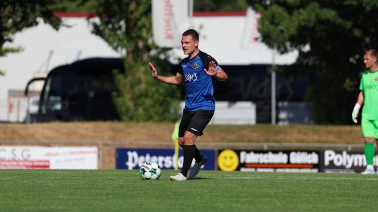 12.07.2026, xrekx, Fussball Testspiel, SV Oberachern - 1.FC Saarbruecken v.l. Patrick Sontheimer (1.FC Saarbruecken) gibt Anweisungen, gestikuliert, mit den Armen gestikulieren gives instructions, gesticulate (DFL DFB REGULATIONS PROHIBIT ANY USE OF PHOTOGRAPHS as IMAGE SEQUENCES and or QUASI-VIDEO) Oberkirch *** July 12, 2026, xrekx, Soccer Friendly Match, SV Oberachern vs. 1. FC Saarbrücken, Patrick Sontheimer, 1. FC Saarbrücken gives instructions, gesticulates, gesticulates with his arms, gesticulates DFL DFB REGULATIONS PROHIBIT ANY USE OF PHOTOGRAPHS as IMAGE SEQUENCES and or QUASI-VIDEO Oberkirch