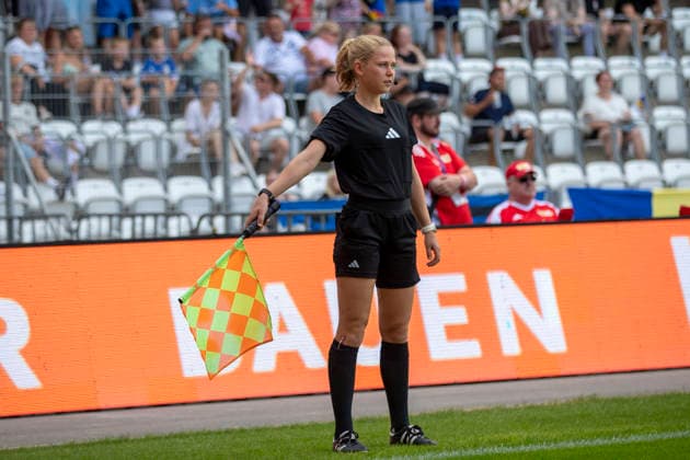 GER, Jena, Fussball, Testspiel, FC Carl-Zeiss Jena vs. 1. FC Union Berlin im Bild v.l.: Nora Dieckmann (Schiedsrichterassistentin), winkt mit der Fahne 12.07.2026, Ernst-Abbe Sportfeld Jena DFB REGULATIONS PROHIBIT ANY USE OF PHOTOGRAPHS AS IMAGE SEQUENCES AND OR QUASI-VIDEO, *** GER, Jena, Soccer, Friendly Match, FC Carl Zeiss Jena vs. 1. FC Union Berlin; pictured from left: Nora Dieckmann, assistant referee, waving the flag, July 12, 2026, Ernst Abbe Sportfeld, Jena. DFB regulations prohibit any use of photographs as image sequences and or quasi-video, Copyright: HMBxMedia PaulxFritz