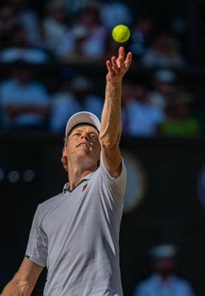 Tennis - Wimbledon Championship 2026 - Day 14 LONDON, ENGLAND - Sunday, July 12, 2026: Jannik Sinner (ITA) serves during the Gentlemen s Singles Final match on Day Fourteen of The Championships Wimbledon 2026 at the All England Lawn Tennis and Croquet Club. (Photo by Kirsten Holst Propaganda) LONDON All England Lawn Tennis and Croq GREATER LONDON ENGLAND  Copyright: xKirstenxHolstx 2026-07-12-045-Wimbledon_Day_14