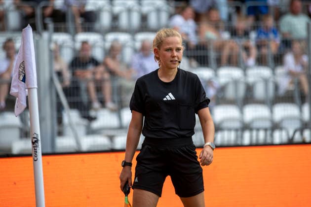 GER, Jena, Fussball, Testspiel, FC Carl-Zeiss Jena vs. 1. FC Union Berlin im Bild v.l.: Nora Dieckmann (Schiedsrichterassistentin) 12.07.2026, Ernst-Abbe Sportfeld Jena DFB REGULATIONS PROHIBIT ANY USE OF PHOTOGRAPHS AS IMAGE SEQUENCES AND OR QUASI-VIDEO, *** GER, Jena, Soccer, Friendly Match, FC Carl Zeiss Jena vs. 1. FC Union Berlin; pictured from left: Nora Dieckmann, assistant referee, July 12, 2026, Ernst Abbe Sportfeld, Jena. DFB regulations prohibit any use of photographs as image sequences and or quasi-video, Copyright: HMBxMedia PaulxFritz