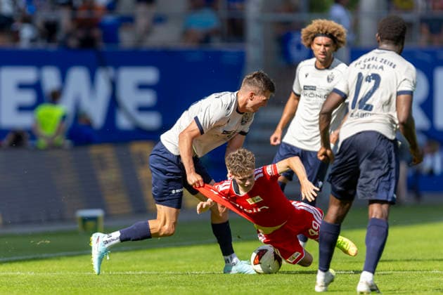 GER, Jena, Fussball, Testspiel, FC Carl-Zeiss Jena vs. 1. FC Union Berlin im Bild v.l.: Moritz Fritz (FC Carl-Zeiss Jena 23), Linus Guether (1. FC Union Berlin 49), Zweikampf 12.07.2026, Ernst-Abbe Sportfeld Jena DFB REGULATIONS PROHIBIT ANY USE OF PHOTOGRAPHS AS IMAGE SEQUENCES AND OR QUASI-VIDEO, *** GER, Jena, Soccer, Friendly Match, FC Carl Zeiss Jena vs. 1. FC Union Berlin (pictured, from left): Moritz Fritz (FC Carl Zeiss Jena, 23), Linus Guether (1. FC Union Berlin, 49), tackle, July 12, 2026, Ernst Abbe Sportfeld, Jena. DFB regulations prohibit any use of photographs as image sequences and or quasi-video, Copyright: HMBxMedia PaulxFritz