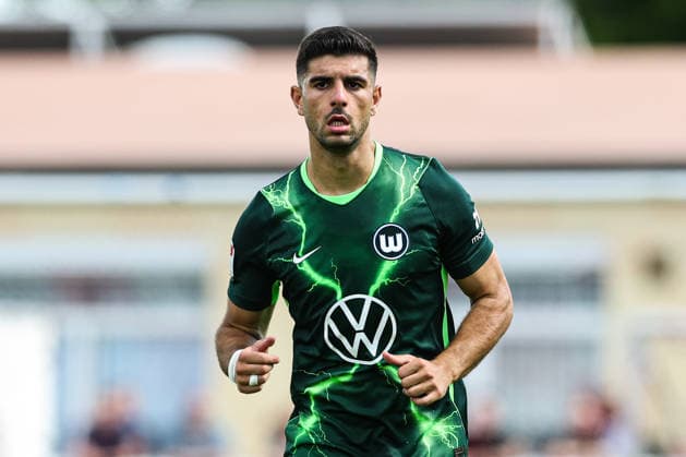 Konstantinos Koulierakis (VfL Wolfsburg,4) - Testspiel Sommervorbereitung Fussball Saison 2026-2027 FSV Schöningen vs. VfL Wolfsburg im Elmstadion in Schöningen - Einzelbild,Aktion,Fussball,Deutschland,Mann,Männer,11.07.2026 *** Konstantinos Koulierakis, VfL Wolfsburg, 4th preseason friendly for the 2026–2027 soccer season: FSV Schöningen vs. VfL Wolfsburg at Elmstadion in Schöningen; single frame, action, soccer, Germany, man,Men, July 11, 2026