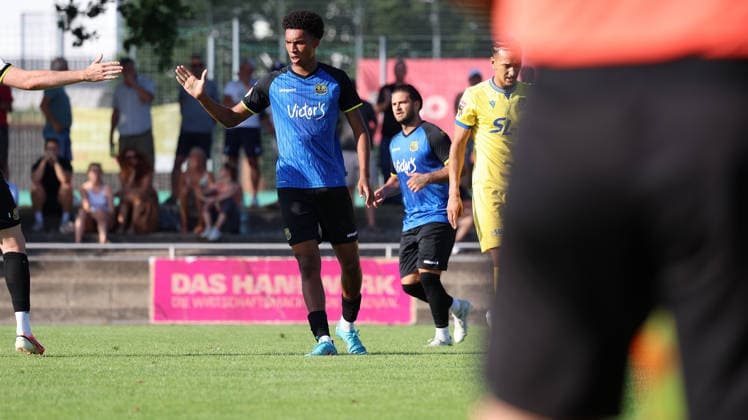 12.07.2026, xrekx, Fussball Testspiel, SV Oberachern - 1.FC Saarbruecken v.l. Torjubel nach dem Tor zum celebrating the goal celebrate 1:2 durch Zac Shuaib (1. FC Saarbruecken) (DFL DFB REGULATIONS PROHIBIT ANY USE OF PHOTOGRAPHS as IMAGE SEQUENCES and or QUASI-VIDEO) Oberkirch *** July 12, 2026, xrekx, Soccer Friendly Match, SV Oberachern 1 FC Saarbrücken v l Goal celebration after Zac Shuaib scored the 1-2 goal for FC Saarbrücken DFL DFB REGULATIONS PROHIBIT ANY USE OF PHOTOGRAPHS as IMAGE SEQUENCES and or QUASI-VIDEO OberKirch