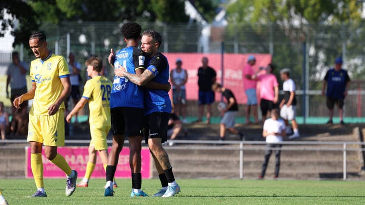 12.07.2026, xrekx, Fussball Testspiel, SV Oberachern - 1.FC Saarbruecken v.l. Torjubel nach dem Tor zum celebrating the goal celebrate 1:2 durch Zac Shuaib (1. FC Saarbruecken) (DFL DFB REGULATIONS PROHIBIT ANY USE OF PHOTOGRAPHS as IMAGE SEQUENCES and or QUASI-VIDEO) Oberkirch *** July 12, 2026, xrekx, Soccer Friendly Match, SV Oberachern 1 FC Saarbrücken v l Goal celebration after Zac Shuaib scored the 1-2 goal for FC Saarbrücken DFL DFB REGULATIONS PROHIBIT ANY USE OF PHOTOGRAPHS as IMAGE SEQUENCES and or QUASI-VIDEO OberKirch