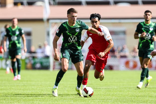 Dzenan Pejcinovic (VfL Wolfsburg,17) - Testspiel Sommervorbereitung Fussball Saison 2026-2027 FSV Schöningen vs. VfL Wolfsburg im Elmstadion in Schöningen - Aktion,Fussball,Deutschland,Mann,Männer,11.07.2026 *** Dzenan Pejcinovic, VfL Wolfsburg, 17th Friendly Match of the 2026–2027 Soccer Season Summer Training: FSV Schöningen vs. VfL Wolfsburg at Elmstadion in Schöningen; Action, Soccer, Germany, Men,Men, July 11, 2026