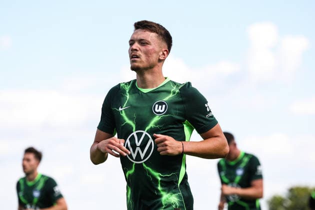 Dzenan Pejcinovic (VfL Wolfsburg,17) - Testspiel Sommervorbereitung Fussball Saison 2026-2027 FSV Schöningen vs. VfL Wolfsburg im Elmstadion in Schöningen - Aktion,Fussball,Deutschland,Mann,Männer,11.07.2026 *** Dzenan Pejcinovic, VfL Wolfsburg, 17th Friendly Match of the 2026–2027 Soccer Season Summer Training: FSV Schöningen vs. VfL Wolfsburg at Elmstadion in Schöningen; Action, Soccer, Germany, Men,Men, July 11, 2026
