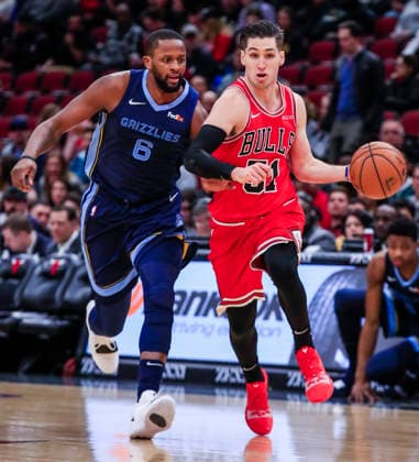 USA BASKETBALL NBA, Basketball Herren, USA Memphis Grizzlies at Chicago Bulls epa07368130 Memphis Grizzlies forward CJ Miles (L) attempts to get ahead of Chicago Bulls guard Ryan Arcidiacono (R) during the NBA game between the Memphis Grizzlies and the Chicago Bulls at the United Center in Chicago, Illinois, USA, 13 February 2019. CHICAGO United States  Copyright: xTANNENxMAURYx
