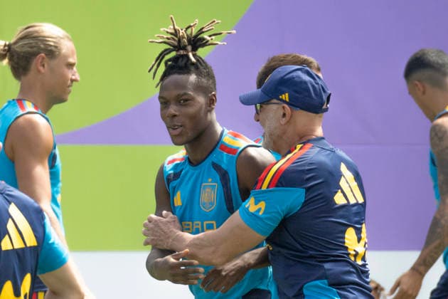 Spanish national soccer team head coach Luis de la Fuente (C) congratulates Nico Williams for his birthday during the trainning in Boston, United States, 12 July 2026. Spain s trainning !ACHTUNG: NUR REDAKTIONELLE NUTZUNG!  Copyright: xLavandeirax GRAF5333 20260712-55020876221_1