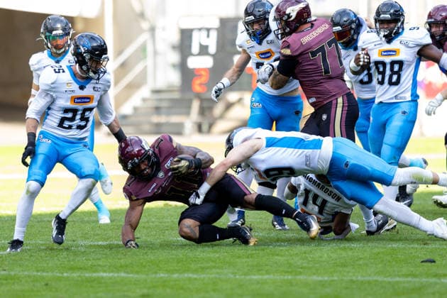 29 Kamil Kotlarz (Running Back) Panthers Wroclaw tackle 11 Jonathan Scott (Running Back) Rhein Fire Rhein Fire vs Panthers Wroclaw, American Football, American Football League Europe, Week 8, 2026, 12.07.2026, Duisburg Schauinsland-Reisen-Arena Germany Copyright: xFootxBowl ChristopherxMettkenx
