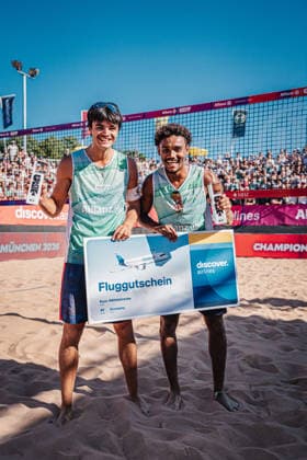 Beachvolleyball Männer Allianz German Beach Tour 2026 Tourstop München 12.07.2026 v.l. Elouan Chouikh-Barbez (Frankreich) und Joadel Genevieve-Gardoque (Frankreich) gewinnen das Turnier und jubeln mit den Pokalen München Zentraler Hochschulsport: Beach- Bayern Deutschland *** Men s Beach Volleyball: Allianz German Beach Tour 2026, Munich Stop, July 12, 2026. From left: Elouan Chouikh Barbez of France and Joadel Genevieve Gardoque of France win the tournament and celebrate with their trophies. Munich Central University Sports, Beach Bayern, Germany