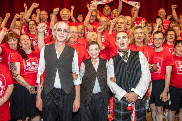 ABB THEATERUNION- Torsten Rasch, Katharina Thalbach und Pierre Besson die Schauspieler sind Fans vom 1. FC Union Berlin dem 1 Liga Fußballverein aus Berlin-Koepenick und waren oft in der Alten Foersterei bei den Heimspielen von Union , jetz der gegen Beuch in der Komödie der roten Fans von Union Berlin in der Komödie am Kurfürstendamm im Ernst-Reuter-Saal Berlin, Berlin den 12.07.2026 Berlin Deutschland *** ABB THEATERUNION: Torsten Rasch, Katharina Thalbach, and Pierre Besson—the actors—are fans of 1. FC Union Berlin, the Bundesliga soccer club from Berlin-Köpenick, and have often attended Union’s home games at the Alte Försterei, now in the play *The Red Fans of Union Berlin* at the Komödie am Kurfürstendamm in the Ernst Reuter Saal, Berlin, on July 12, 2026, Berlin, Germany
