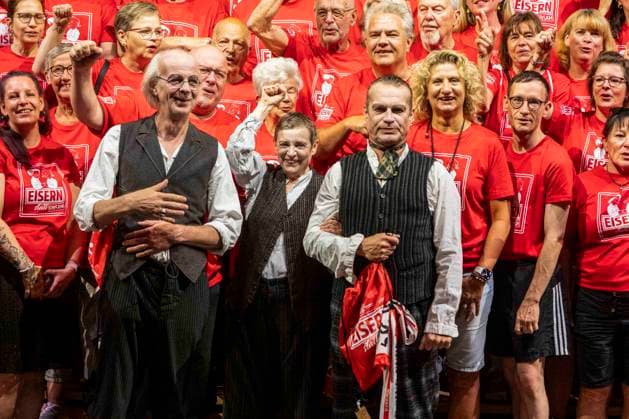 ABB THEATERUNION- Torsten Rasch, Katharina Thalbach und Pierre Besson die Schauspieler sind Fans vom 1. FC Union Berlin dem 1 Liga Fußballverein aus Berlin-Koepenick und waren oft in der Alten Foersterei bei den Heimspielen von Union , jetz der gegen Beuch in der Komödie der roten Fans von Union Berlin in der Komödie am Kurfürstendamm im Ernst-Reuter-Saal Berlin, Berlin den 12.07.2026 Berlin Deutschland *** ABB THEATERUNION: Torsten Rasch, Katharina Thalbach, and Pierre Besson—the actors—are fans of 1. FC Union Berlin, the Bundesliga soccer club from Berlin-Köpenick, and have often attended Union’s home games at the Alte Försterei, now in the play *The Red Fans of Union Berlin* at the Komödie am Kurfürstendamm in the Ernst Reuter Saal, Berlin, on July 12, 2026, Berlin, Germany