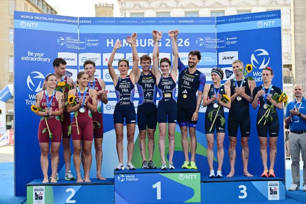 Sport Bilder des Tages 12.07.2026, GER, Triathlon, Hamburg Wasser World Triathlon, Elite Mixed Relay,Hamburg Siegerehrung Zweitplatzierte Marta Kropko (HUN), Mark Devay (HUN) Fanni Szalai (HUN) und CSongur Lehmann (HUN) Siegerteam Leonie Periault (FRA), Tom Richard (FRA), Emma Lombardi (FRA) und Dorian Coninx (FRA) Drittplatzierte Beth Potter (GBR), Max Stapley (GBR) und Jess Fullagar (GBR) Die Sieger jubeln *** July 12, 2026, GER, Triathlon, Hamburg Wasser World Triathlon, Elite Mixed Relay, Hamburg Award Ceremony: Second Place – Marta Kropko HUN, Mark Devay (HUN), Fanni Szalai (HUN), and CSongur Lehmann (HUN); winning team: Leonie Periault (FRA), Tom Richard (FRA), Emma Lombardi (FRA), and Dorian Coninx (FRA); third-place finishers: Beth Potter (GBR), Max Stapley (GBR), and Jess Fullagar (GBR); the winners celebrate nordphotoxGmbH xWitke nph00002