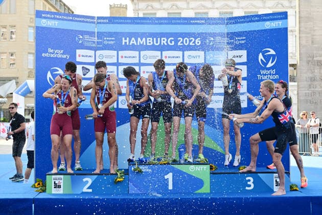 12.07.2026, GER, Triathlon, Hamburg Wasser World Triathlon, Elite Mixed Relay,Hamburg Siegerehrung Zweitplatzierte Marta Kropko (HUN), Mark Devay (HUN) Fanni Szalai (HUN) und CSongur Lehmann (HUN) Siegerteam Leonie Periault (FRA), Tom Richard (FRA), Emma Lombardi (FRA) und Dorian Coninx (FRA) Drittplatzierte Beth Potter (GBR), Max Stapley (GBR) und Jess Fullagar (GBR) Die Sieger jubeln mit den anderen mit Sekt *** July 12, 2026, GER, Triathlon, Hamburg Wasser World Triathlon, Elite Mixed Relay, Hamburg Award Ceremony: Second place: Marta Kropko HUN, Mark Devay HUN, Fanni Szalai HUN, and CSongur Lehmann HUN; Winning team: Leonie Periault FRA, Tom Richard (FRA), Emma Lombardi (FRA), and Dorian Coninx (FRA); third-place finishers: Beth Potter (GBR), Max Stapley (GBR), and Jess Fullagar (GBR); the winners celebrate with the others with champagne nordphotoxGmbH xWitke nph00002