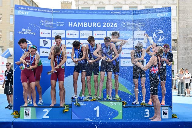 12.07.2026, GER, Triathlon, Hamburg Wasser World Triathlon, Elite Mixed Relay,Hamburg Siegerehrung Zweitplatzierte Marta Kropko (HUN), Mark Devay (HUN) Fanni Szalai (HUN) und CSongur Lehmann (HUN) Siegerteam Leonie Periault (FRA), Tom Richard (FRA), Emma Lombardi (FRA) und Dorian Coninx (FRA) Drittplatzierte Beth Potter (GBR), Max Stapley (GBR) und Jess Fullagar (GBR) Die Sieger jubeln mit den anderen mit Sekt *** July 12, 2026, GER, Triathlon, Hamburg Wasser World Triathlon, Elite Mixed Relay, Hamburg Award Ceremony: Second place: Marta Kropko HUN, Mark Devay HUN, Fanni Szalai HUN, and CSongur Lehmann HUN; Winning team: Leonie Periault FRA, Tom Richard (FRA), Emma Lombardi (FRA), and Dorian Coninx (FRA); third-place finishers: Beth Potter (GBR), Max Stapley (GBR), and Jess Fullagar (GBR); the winners celebrate with the others with champagne nordphotoxGmbH xWitke nph00002
