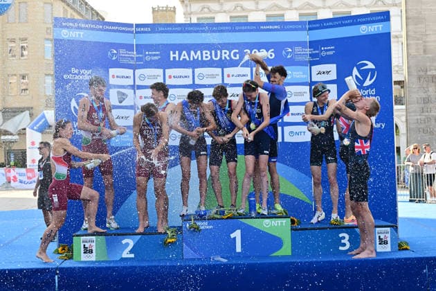 12.07.2026, GER, Triathlon, Hamburg Wasser World Triathlon, Elite Mixed Relay,Hamburg Siegerehrung Zweitplatzierte Marta Kropko (HUN), Mark Devay (HUN) Fanni Szalai (HUN) und CSongur Lehmann (HUN) Siegerteam Leonie Periault (FRA), Tom Richard (FRA), Emma Lombardi (FRA) und Dorian Coninx (FRA) Drittplatzierte Beth Potter (GBR), Max Stapley (GBR) und Jess Fullagar (GBR) Die Sieger jubeln mit den anderen mit Sekt *** July 12, 2026, GER, Triathlon, Hamburg Wasser World Triathlon, Elite Mixed Relay, Hamburg Award Ceremony: Second place: Marta Kropko HUN, Mark Devay HUN, Fanni Szalai HUN, and CSongur Lehmann HUN; Winning team: Leonie Periault FRA, Tom Richard (FRA), Emma Lombardi (FRA), and Dorian Coninx (FRA); third-place finishers: Beth Potter (GBR), Max Stapley (GBR), and Jess Fullagar (GBR); the winners celebrate with the others with champagne nordphotoxGmbH xWitke nph00002