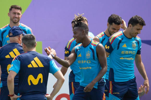 Spanish national soccer team head coach Luis de la Fuente (L) congratulates Nico Williams (C) for his birthday during the trainning session at the Cotton Bowl stadium in Boston, United States, 12 July 2026. Spain s trainning !ACHTUNG: NUR REDAKTIONELLE NUTZUNG!  Copyright: xLavandeirax GRAF5343 20260712-55020876498_1