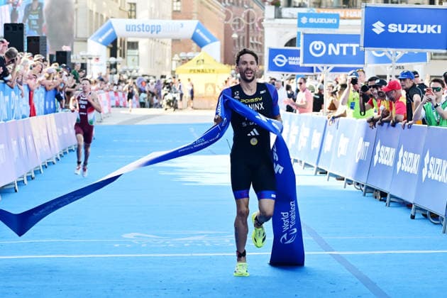12.07.2026, GER, Triathlon, Hamburg Wasser World Triathlon, Elite Mixed Relay,Hamburg Siegerteam Leonie Periault (FRA), Tom Richard (FRA), Emma Lombardi (FRA) und Dorian Coninx (FRA) Letzter Dorian Coninx laeuft als lezter der Staffel durch das Ziel *** July 12, 2026, GER, Triathlon, Hamburg Wasser World Triathlon, Elite Mixed Relay, Hamburg Winning team: Leonie Periault (FRA), Tom Richard (FRA), Emma Lombardi (FRA), and Dorian Coninx (FRA). Dorian Coninx, the final leg runner, crosses the finish line last. nordphotoxGmbH xWitke nph00002
