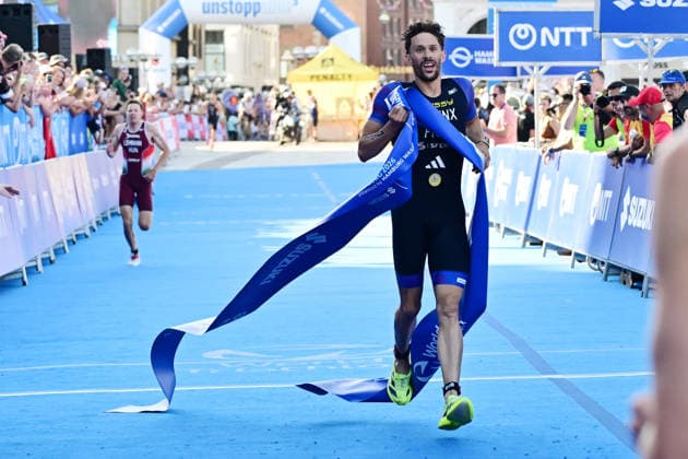 12.07.2026, GER, Triathlon, Hamburg Wasser World Triathlon, Elite Mixed Relay,Hamburg Siegerteam Leonie Periault (FRA), Tom Richard (FRA), Emma Lombardi (FRA) und Dorian Coninx (FRA) Letzter Dorian Coninx laeuft als lezter der Staffel durch das Ziel *** July 12, 2026, GER, Triathlon, Hamburg Wasser World Triathlon, Elite Mixed Relay, Hamburg Winning team: Leonie Periault (FRA), Tom Richard (FRA), Emma Lombardi (FRA), and Dorian Coninx (FRA). Dorian Coninx, the final leg runner, crosses the finish line last. nordphotoxGmbH xWitke nph00002