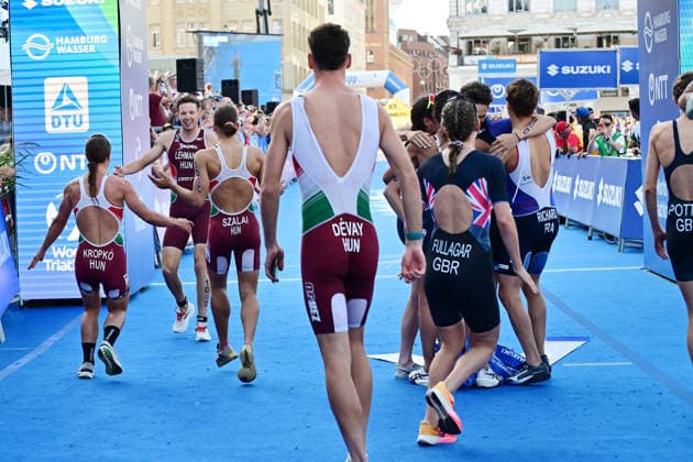 12.07.2026, GER, Triathlon, Hamburg Wasser World Triathlon, Elite Mixed Relay,Hamburg Zieleinlauf das Team der Zweitplatzierten Marta Kropko (HUN), Mark Devay (HUN) Fanni Szalai (HUN) und CSongur Lehmann (HUN) jubelt nach dem letzten Zieleinlauf *** July 12, 2026, GER, Triathlon, Hamburg Wasser World Triathlon, Elite Mixed Relay, Hamburg Finish Line: The second-place team—Marta Kropko (HUN), Mark Devay (HUN), Fanni Szalai (HUN), and CSongur Lehmann (HUN)—celebrates after crossing the finish line nordphotoxGmbH xWitke nph00002
